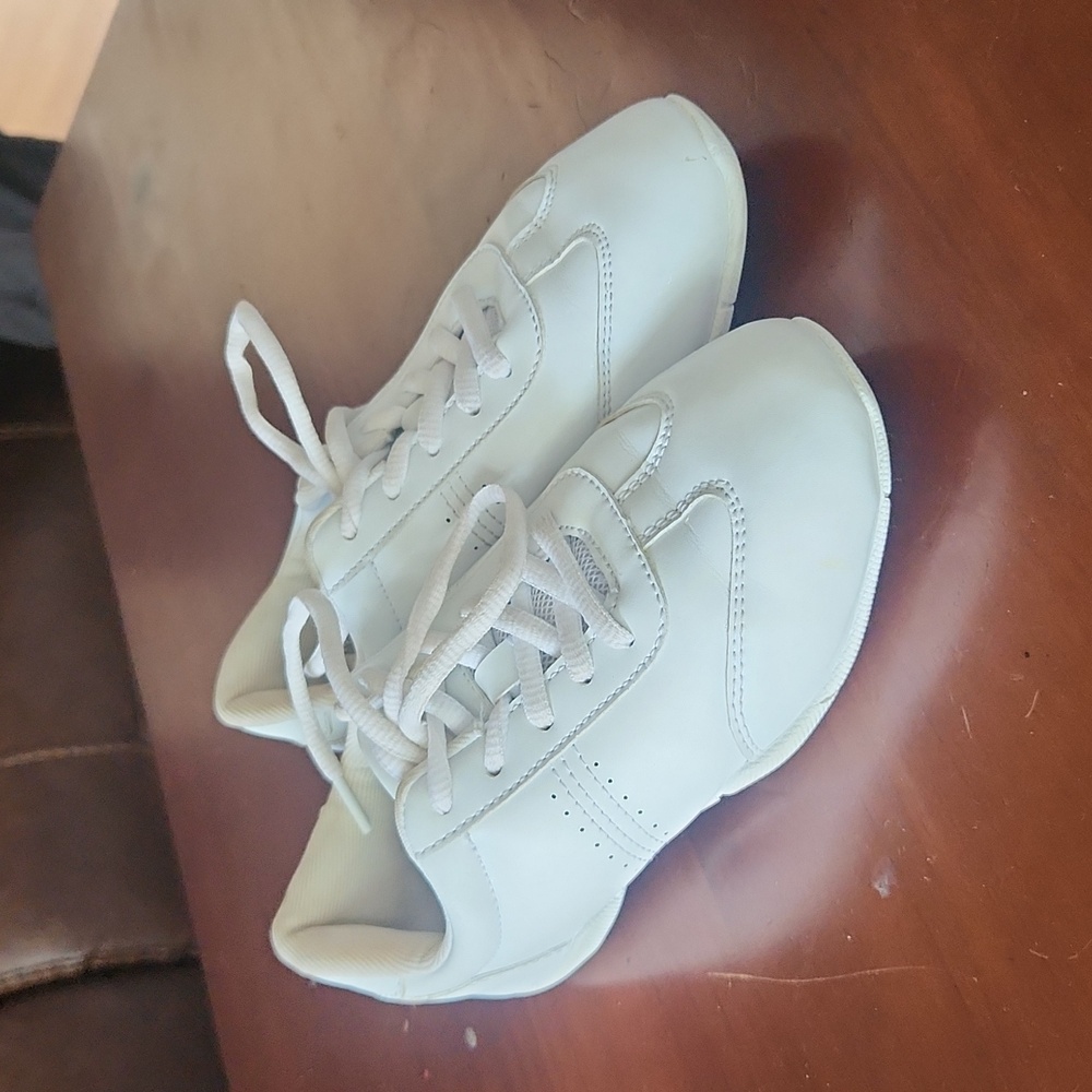 Cheer shoes
